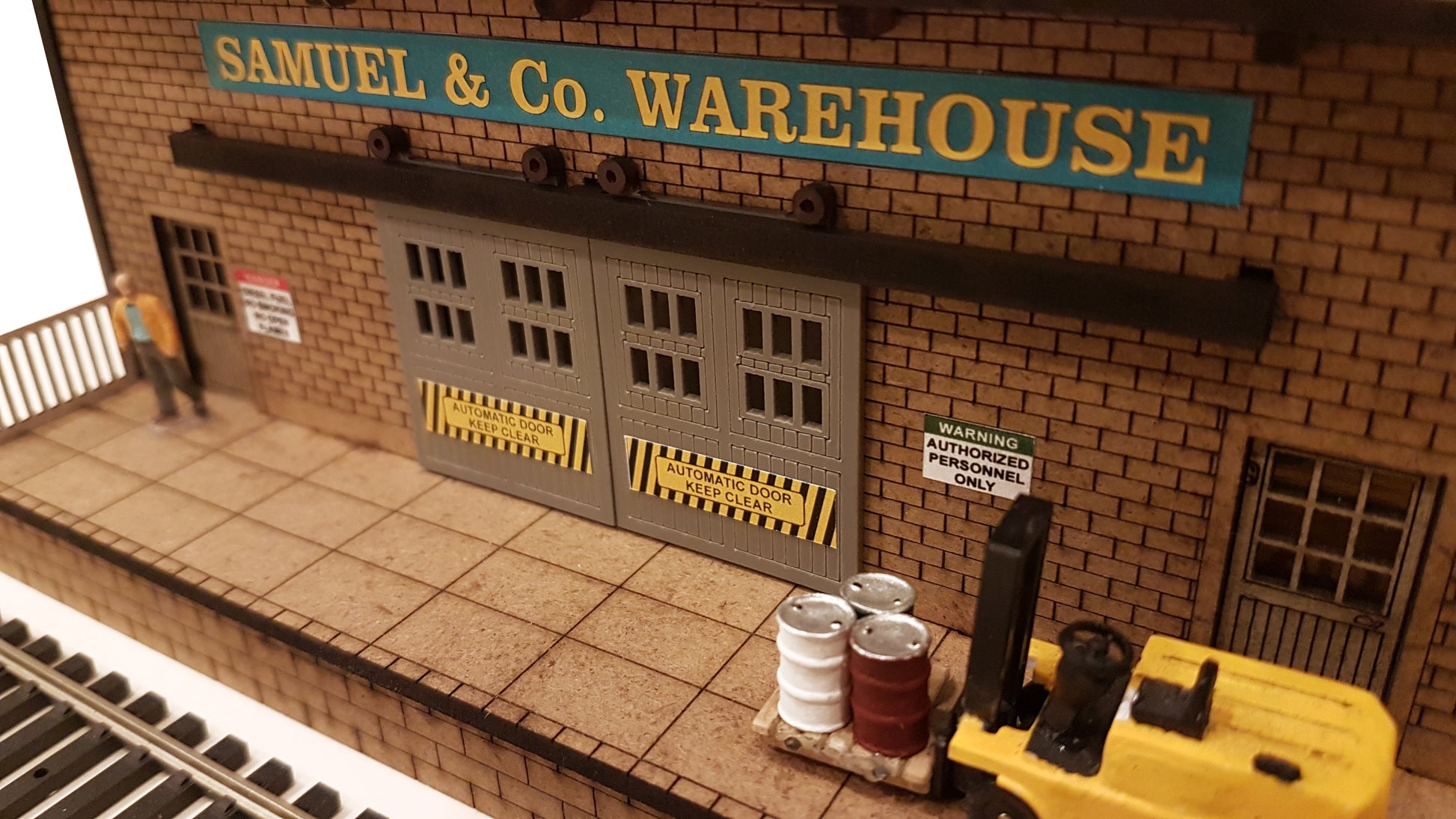 HO/OO Scale Warehouse w/Motorized Working Doors