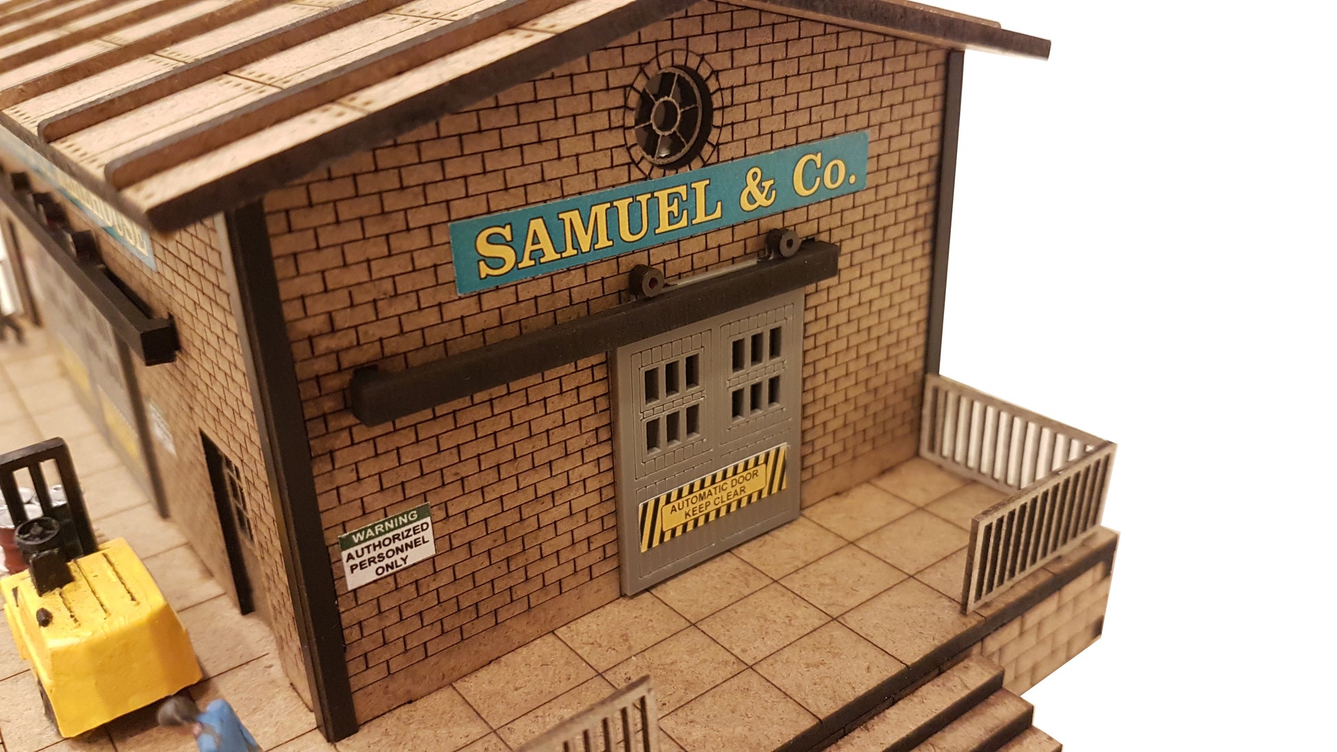 HO/OO Scale Warehouse w/Motorized Working Doors