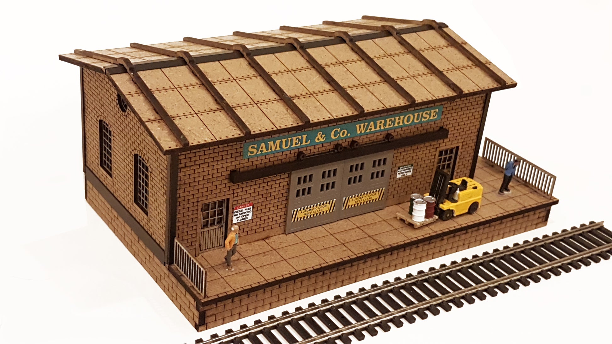 HO/OO Scale Warehouse w/Motorized Working Doors